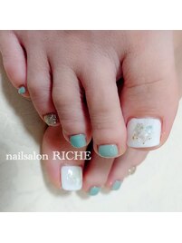 グリーンのシェルネイル