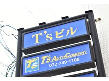 スリース(threes)/こちらの看板が目印です