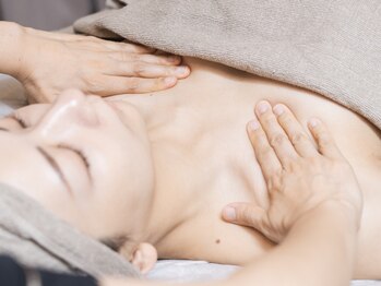 エム(eM.)/デコルテマッサージ