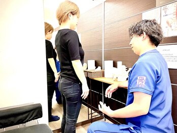 高安柔整院/鏡を使って姿勢チェック