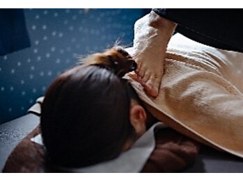 キズナ(Kizuna)の写真/首・肩の辛さも「足踏み」+「オイルマッサージ」+「ヘッドスパ」で改善◎かっさ＆カッピングも好評です♪