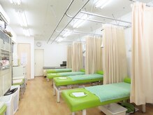 下北南整骨院の雰囲気(【清潔感のある店内】施術中はカーテンで仕切られています。)