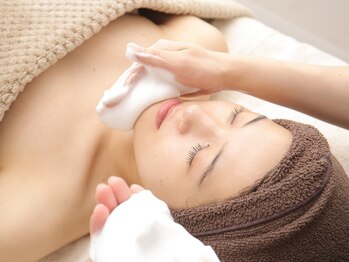 リナート(Rinato)の写真/水光ツヤ肌を叶えるREVIハーブピーリングで素肌に圧倒的自信を!様々な肌悩みに優しく寄り添います♪