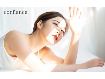 コンフィアンスアイズアンドジュエリーネイル