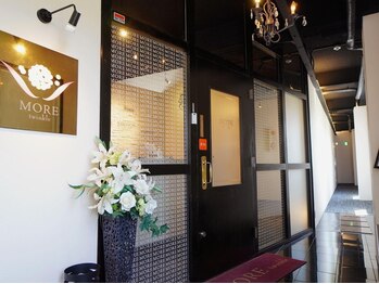 モアトゥインクル 東広島西条店(MORE twinkle)/3Fの黒い扉がMOREです♪