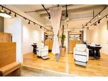 グレーベンヘア 住吉(GREVEN hair)の雰囲気（カーテンにて半個室です。店内は開放的です。）
