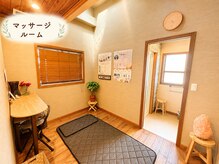 ドットカノア(.Kanoa)の雰囲気（マッサージ部屋｜暖色や木のカラーでリラックスできる雰囲気を!）