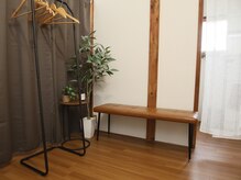 ウェルネス(Wellness)の雰囲気(待合イスもございます!)