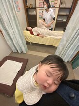 子育てママの整体サロン/施術中のお子様の様子