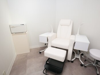 オングレース 東武百貨店池袋店の写真/健康で若々しい印象の手元へ。大人女性にふさわしい落ち着いた空間で手足のエイジングケアと贅沢なひととき