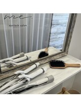 サロン帰りも髪の毛までキレイに・・・メイクスペースには Refa（リファ）アイロンもご用意しております！