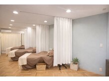 ラブアンドヘアー マハロ(Love&Hair Mahalo)の雰囲気（まつげはベッドを3席。くつろげるようカーテンで仕切り半個室に）