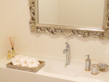 サロン ド ユウ(salon de Y)/お化粧室の洗面台は綺麗な小物を