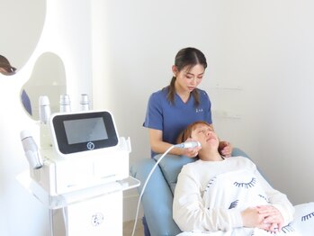 ビビッド(ViViD)の写真/小顔矯正ハンド＋最新蓄熱マシン¥18,800。天然植物由来オイルのケアで血行を促進しハリ弾力を取り戻す◎