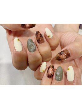 ネイル・アイメニューの同時施術が可能