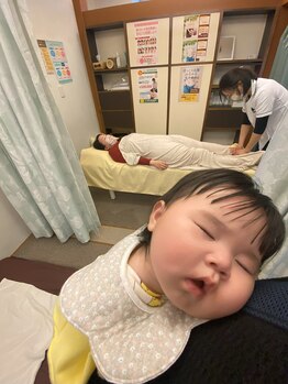 子育てママの整体サロン/施術中のお子様の様子