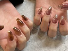 色と質感の重なりで魅せる、唯一無二のニュアンスネイル。抜け感×個性が楽しめます♪