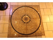 エムスラッシュ 新百合ヶ丘店(M.SLASH)/印象的なフロアーのタイル♪