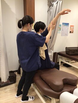 くまのみ整骨院 北浦和駅前院/腕の上がりを確認します！