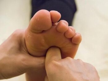 カワイ ビューティーサロン 新宿西口店(Kawai Beauty Salon)の写真/辛い首肩こり・足のむくみでお悩みの方におすすめ！《もみほぐし整体+足裏+ヘッドスパ100分¥6980》