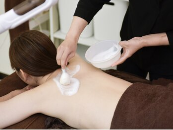 ハーブピーリング専門サロン　EMILUCA 浦和店【背中】【4/1 NEW OPEN（予定）】/