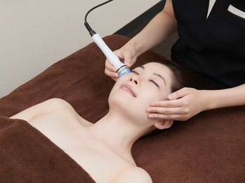 カワイ ビューティーサロン 新宿西口店(Kawai Beauty Salon)の写真/ガチガチにコリ固まった首肩こりに!【ハイパーナイフ小顔コルギ+ 全身アロマリンパマッサージ120分¥11000】