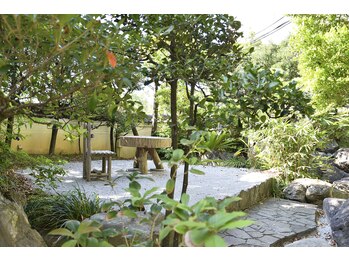 ユウウミ 北谷店(You海)/庭を眺めながら