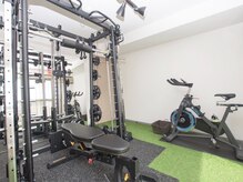 ネクストジムトウキョウ 目黒店(NEXT GYM TOKYO)/内観の雰囲気　スミスマシン