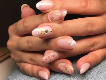 ネイルズ ラ ブリーサ(nails La Brisa)/華やかなネイルをしたい方に◎