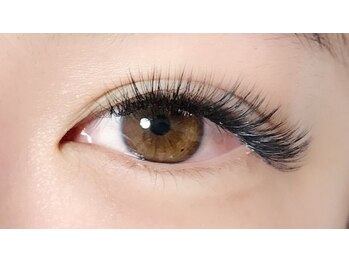 アンムートルーナ(Anmut Luna)/ボリュームラッシュ