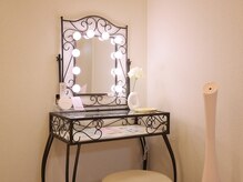 ウララ バイ ロキエ(u-LALA by ROCHIE)/メイクブース