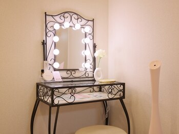 ウララ バイ ロキエ(u-LALA by ROCHIE)/メイクブース