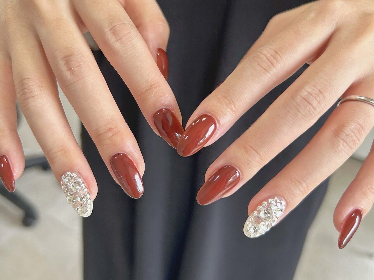 2026年冬トレンド】ストーン埋め尽くしのネイルデザイン集｜人気