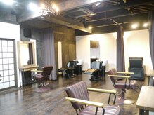 アジル(asile)の雰囲気(ゆったりとした木が基調の店内♪)