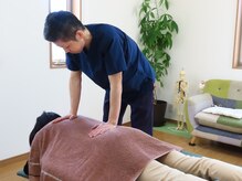 都城整体トータルケアの雰囲気（背中の上部・下部の施術風景）