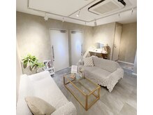エイシスグロウ(asis glow.)の雰囲気（店内は明るく落ち着いてお過ごし頂ける空間作りを心がけています）