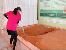 おがくず酵素浴 森のくまさん/酵素浴、入浴用の穴を掘る様子