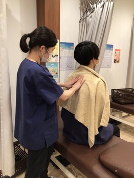 くまのみ整骨院 北浦和駅前院/肩甲骨の位置も確認します！