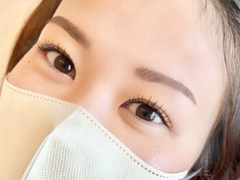 プリューム(Plume)の写真/自まつげにフィットするフラットラッシュで、ぱっちりだけど自然な目元を演出♪納得の美しさと仕上がりに◎