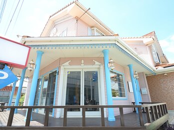 カルマ(KARMA)/ピンク色の建物が当サロンです