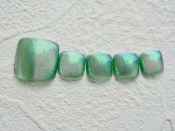 春カラーのグリーンフットネイル