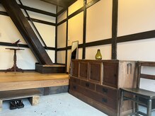 格子の引き戸をくぐると開放感のある土間と玄関ホールがお出迎え