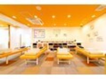 かんのんちょう鍼灸整骨院 川崎大師の雰囲気（暖色を基調とした。ベッド８台は置ける広い空間で対応致します！）