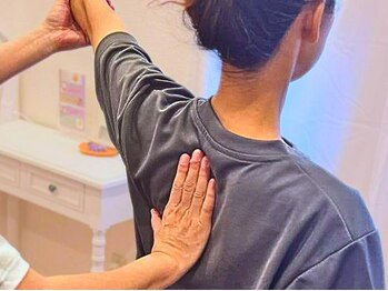 白猫屋の写真/【専門機関監修】ストレッチ＋もみほぐしで歪み改善♪夜21時まで営業☆お仕事帰りにも通いやすい◎