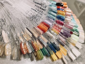 ソラナ アンド ネイル(solana.&nail)の写真/400色以上のカラーから選べて迷っちゃう…!マグネット・フラッシュ等のトレンドカラーも多数ご用意◎
