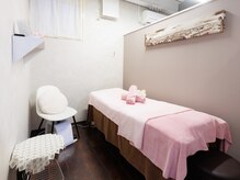 小顔エステsakura belle(サクラベル)/白とピンクを基調にしたお部屋