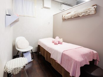 小顔エステsakura belle(サクラベル)/白とピンクを基調にしたお部屋