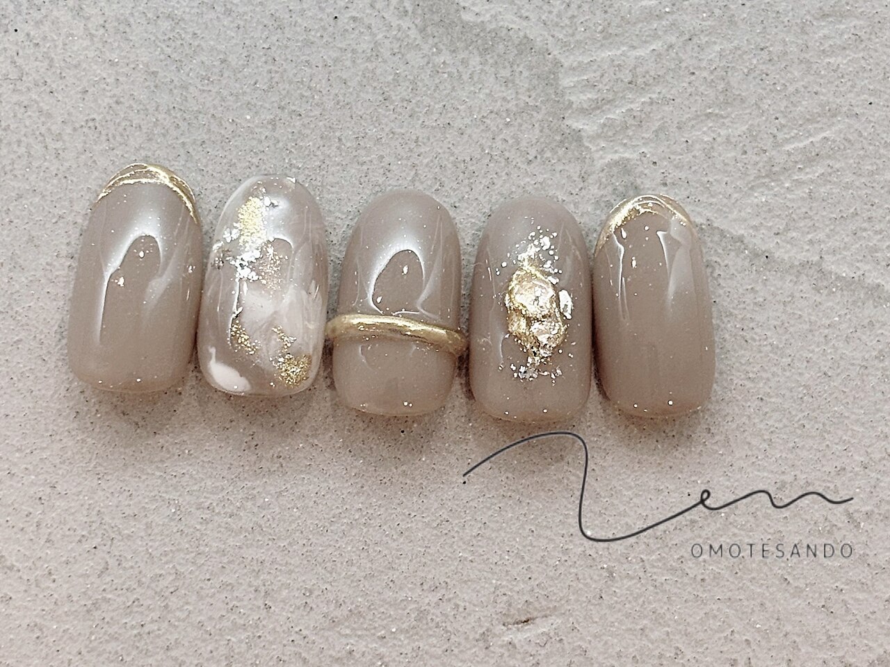 くすみグレージュうずらニュアンスネイル シルバーラメ ミラー 韓国