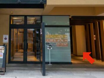 伊達男/右端奥にエレベーターがあります