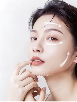ユミサロン(U Mi Salon)の写真/小顔になりたいですねと願う方に◎夏クールに爽快なエステで、お肌を整え理想のフェイスラインを目指そう！